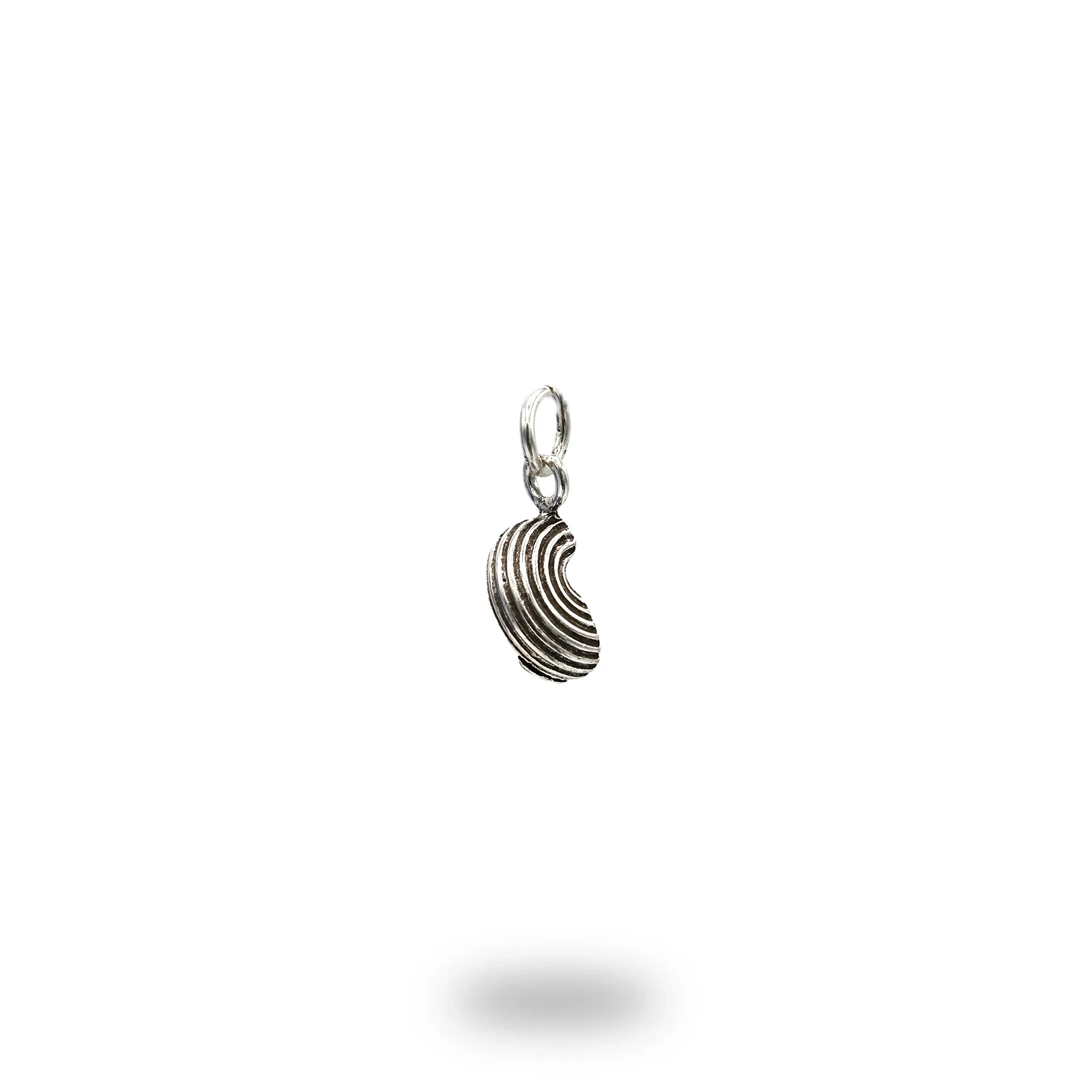 Pendente Pasta Chiocciola in argento 800 brunito, simbolo della tradizione culinaria italiana