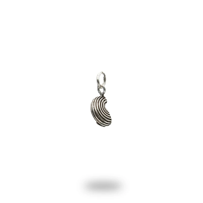 Pendente Pasta Chiocciola in argento 800 brunito, simbolo della tradizione culinaria italiana
