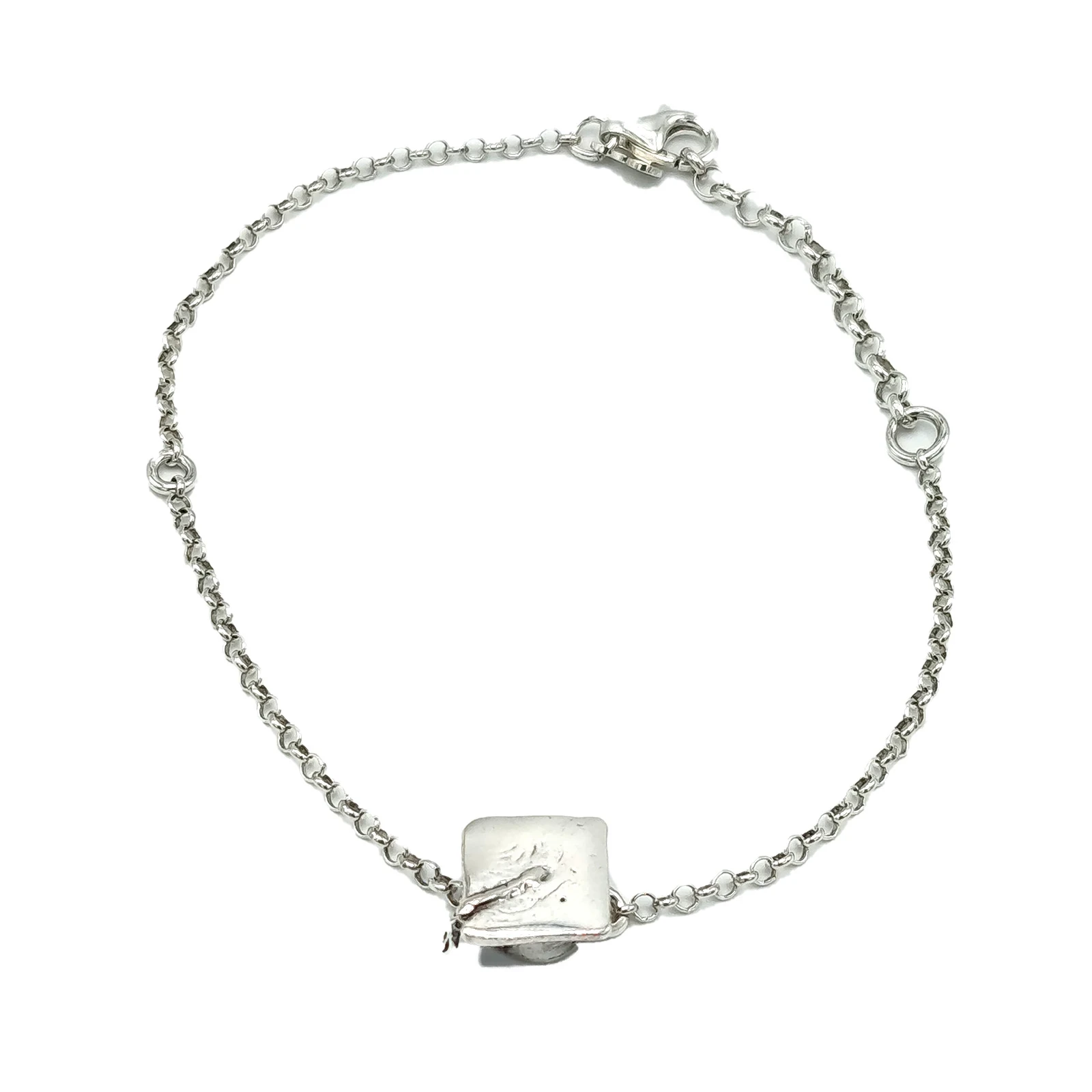 Bracciale artigianale in argento 925 brunito con charm a cappello di laurea, simbolo di successo