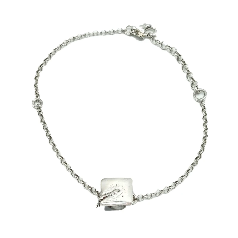 Bracciale artigianale in argento 925 brunito con charm a cappello di laurea, simbolo di successo