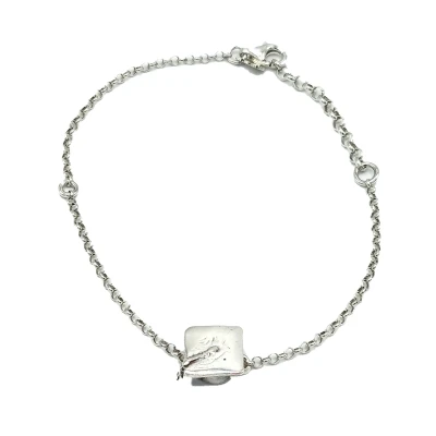 Bracciale artigianale in argento 925 brunito con charm a cappello di laurea, simbolo di successo