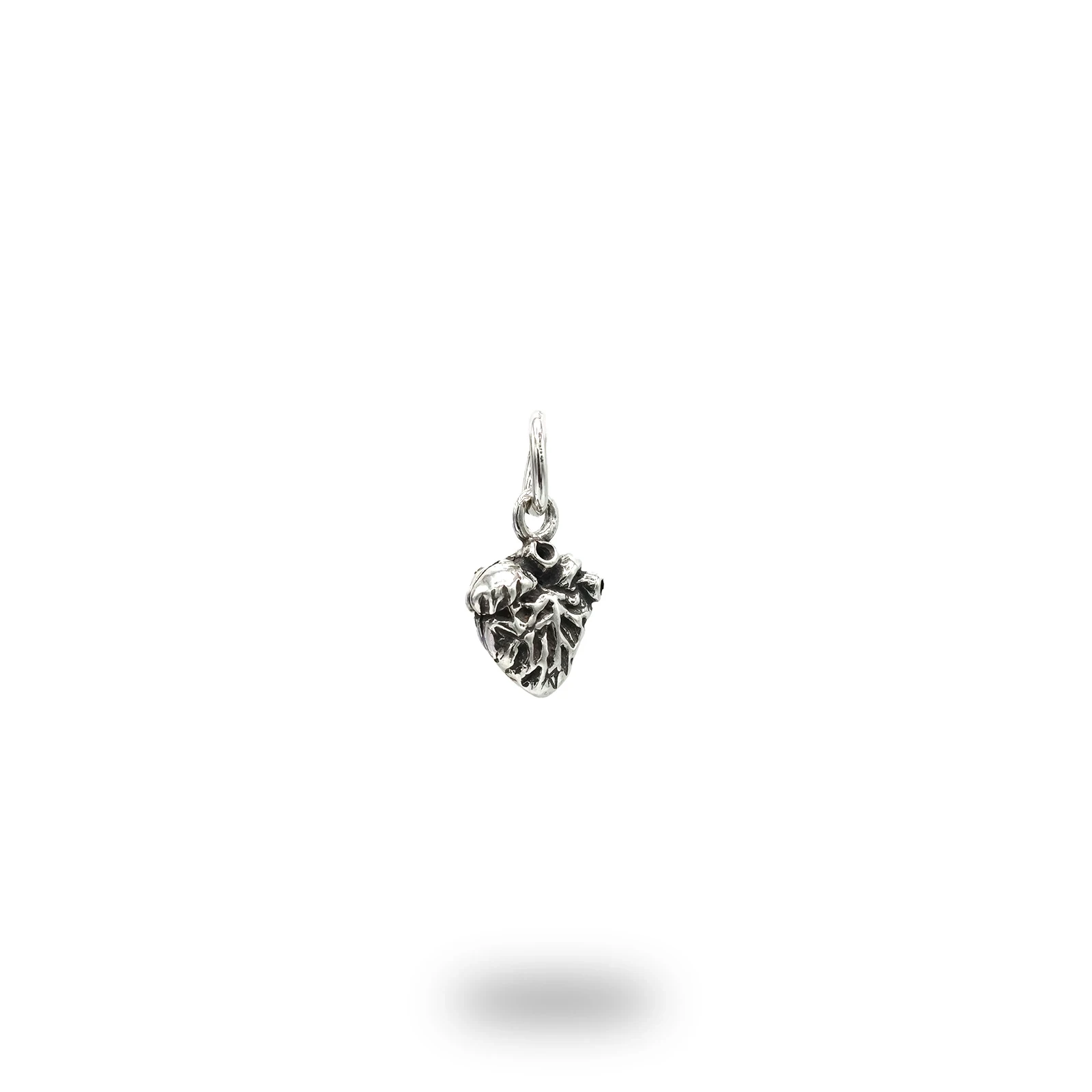 Ciondolo cuore anatomico in argento 800 brunito, lavorazione artigianale con microfusione a cera persa.