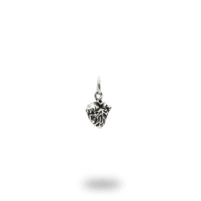 Ciondolo cuore anatomico in argento 800 brunito, lavorazione artigianale con microfusione a cera persa.