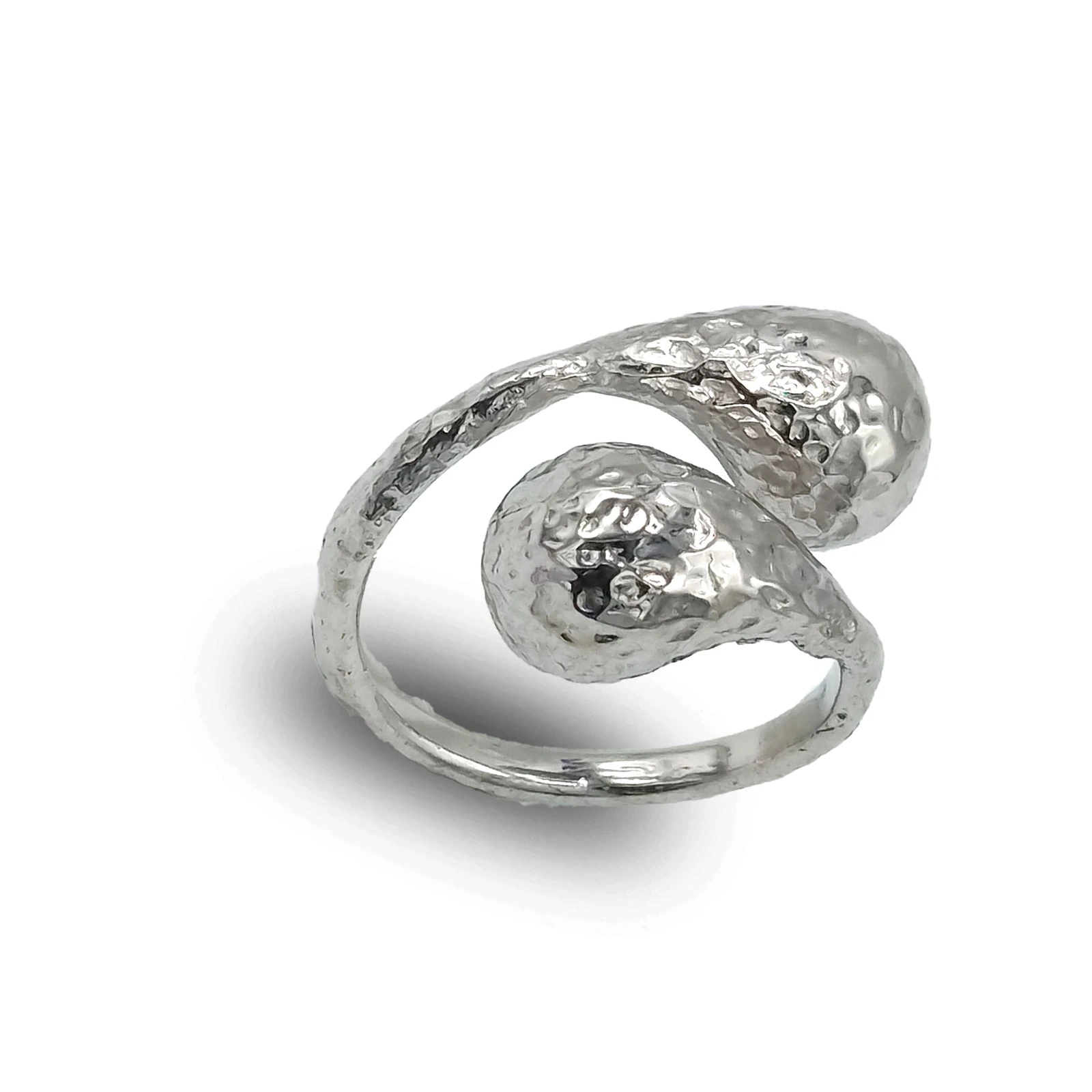 Anello regolabile in argento 925 rodiato con finitura martellata, lavorazione artigianale italiana