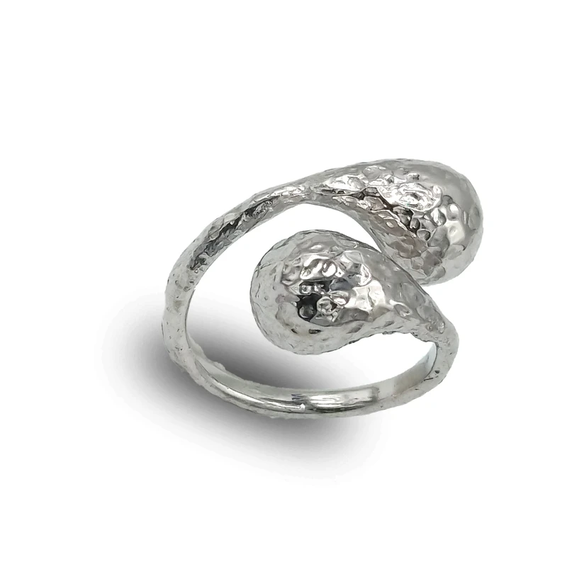 Anello regolabile in argento 925 rodiato con finitura martellata, lavorazione artigianale italiana