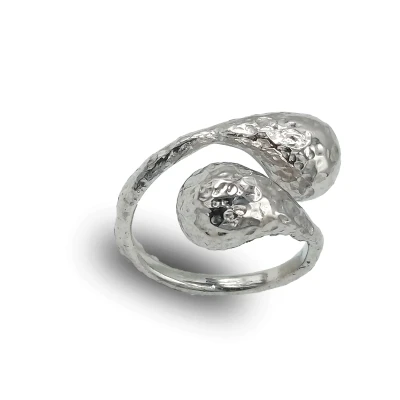 Anello regolabile in argento 925 rodiato con finitura martellata, lavorazione artigianale italiana