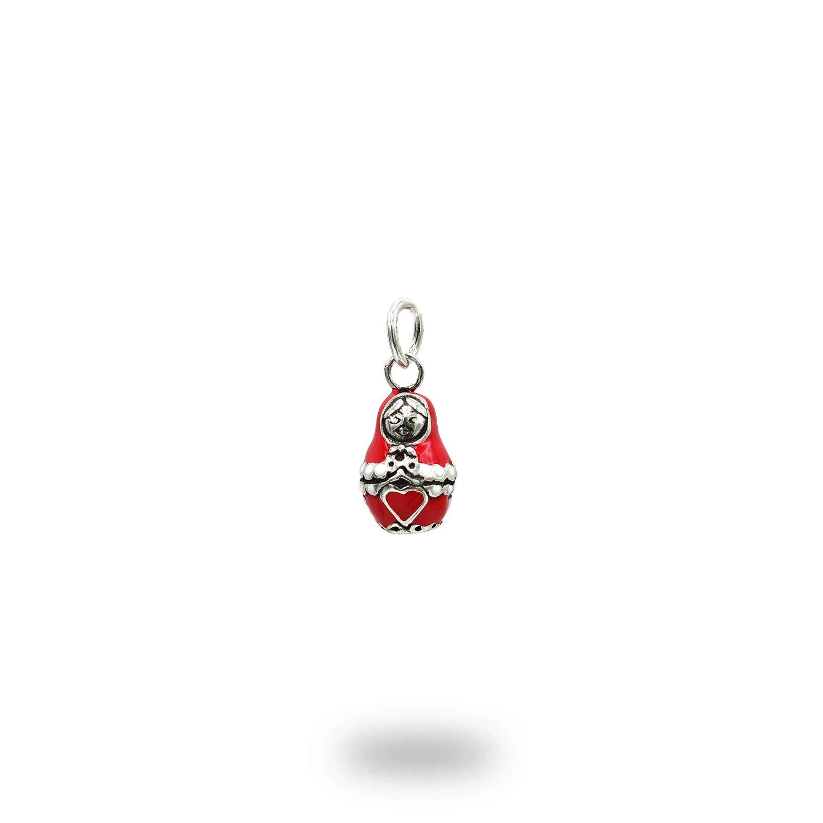Ciondolo matrioska in argento 800 smaltato rosso e bianco, simbolo artigianale di femminilità e tradizione