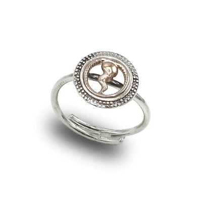 Anello bicolore in argento 925 con corno in bronzo, design regolabile e raffinato, gioiello artigianale italiano.