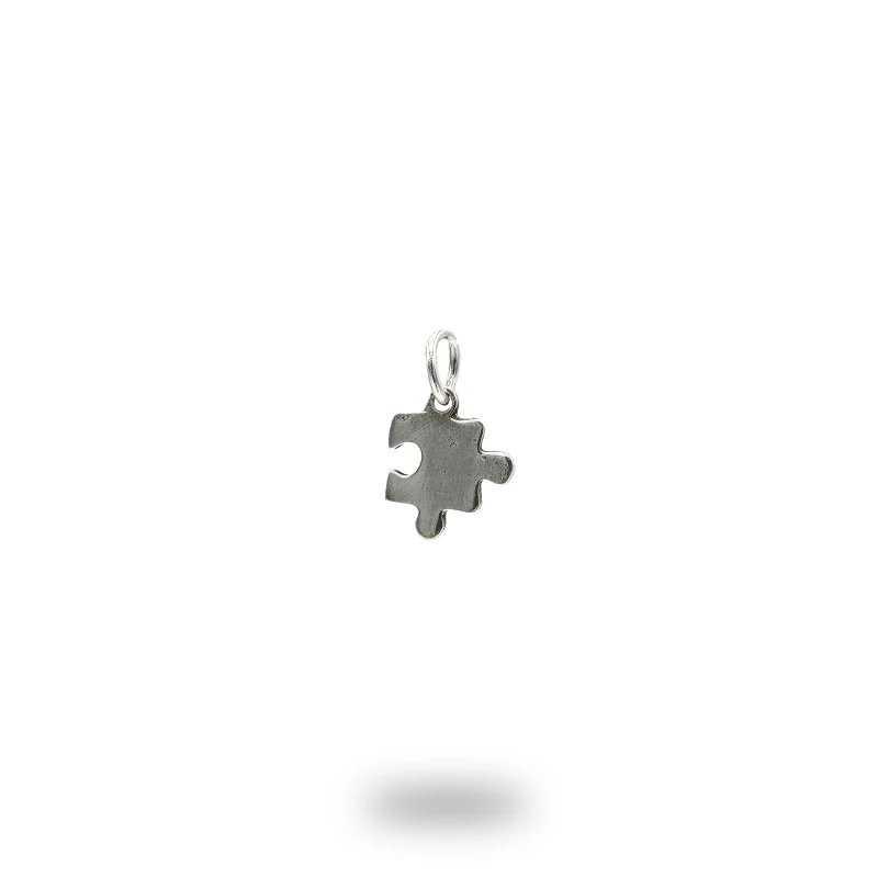 Ciondolo artigianale in argento 800 brunito a forma di puzzle, simbolo di unione e affinità