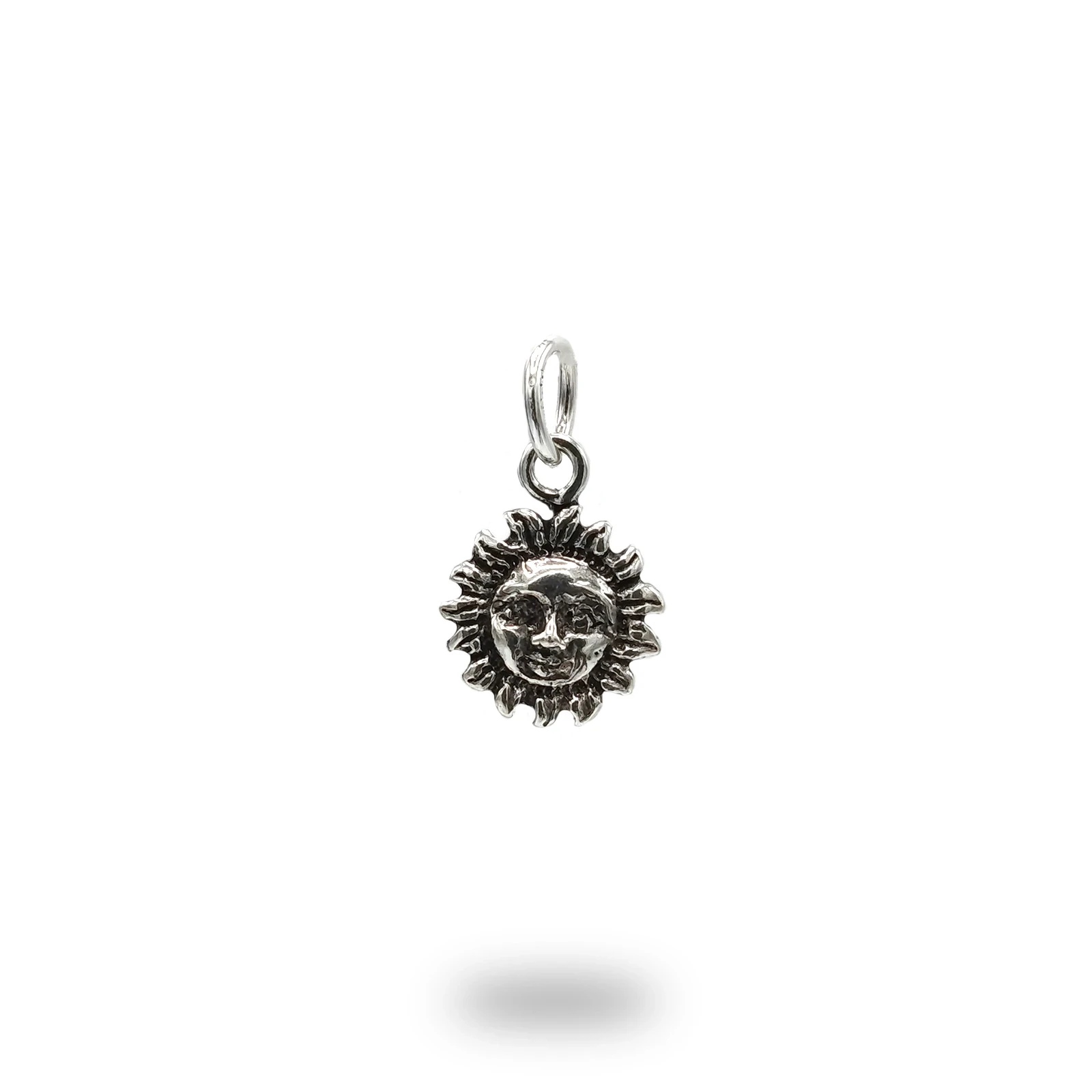 Ciondolo sole in argento 800 brunito – gioiello artigianale simbolo di energia e luce