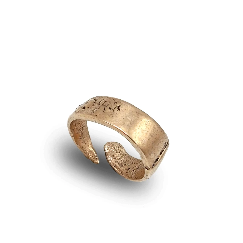 Anello in bronzo con coltello insanguinato, design audace e simbolico