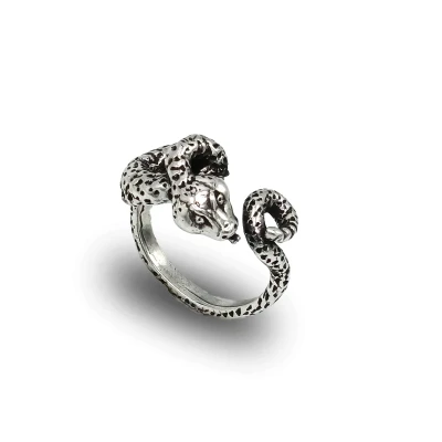 Anello con serpente in argento 925 brunito, simbolo di trasformazione e rinascita