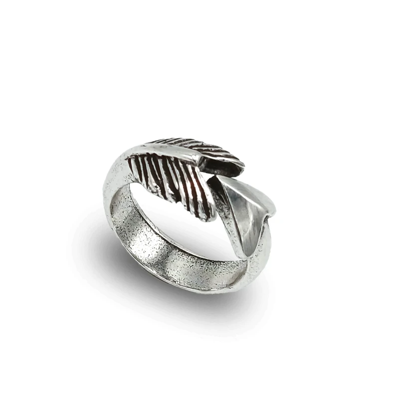 Anello con freccia in argento 925 brunito, simbolo di direzione e forza interiore