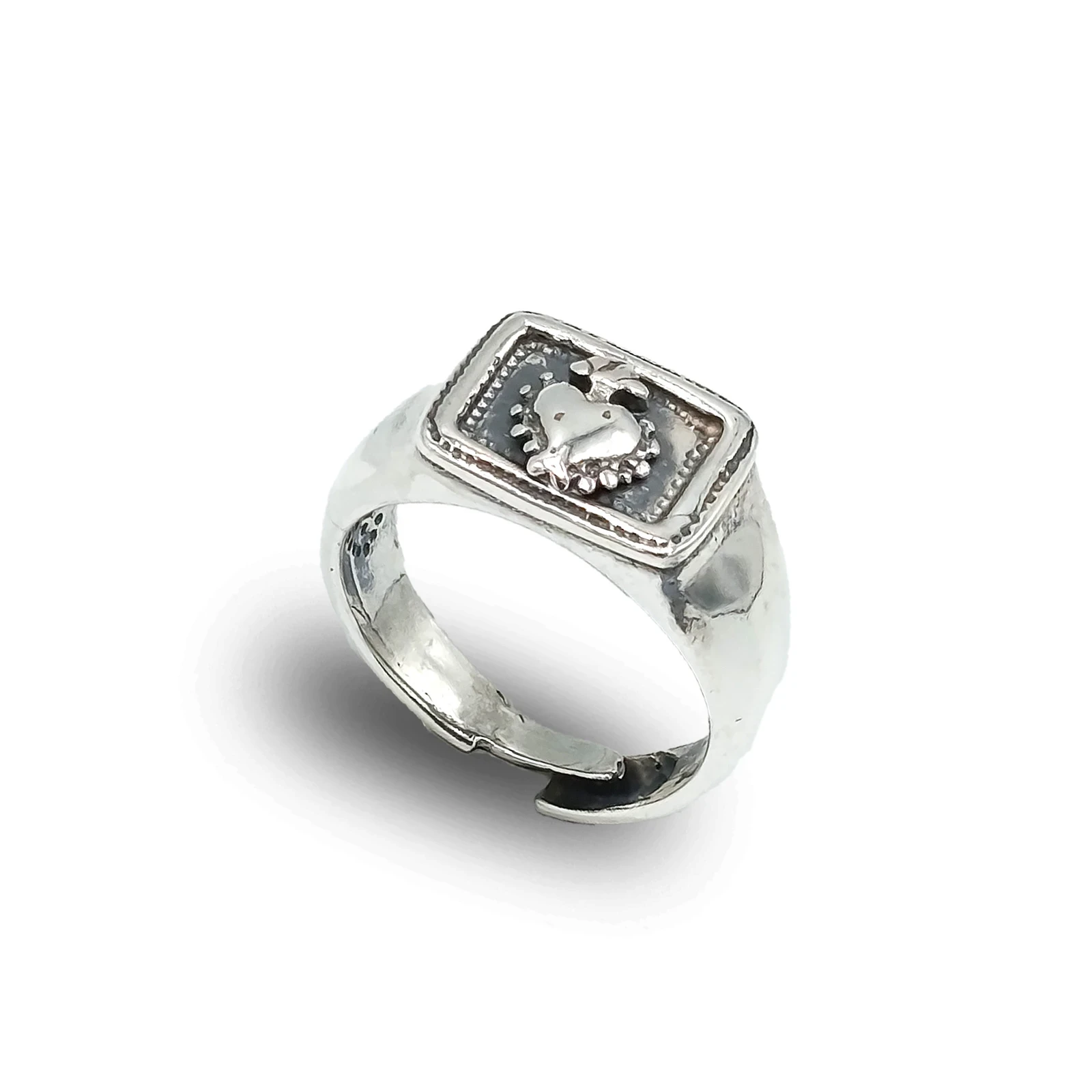 Anello chevalier quadrato in argento 925 con cuore sacro, gioiello artigianale italiano