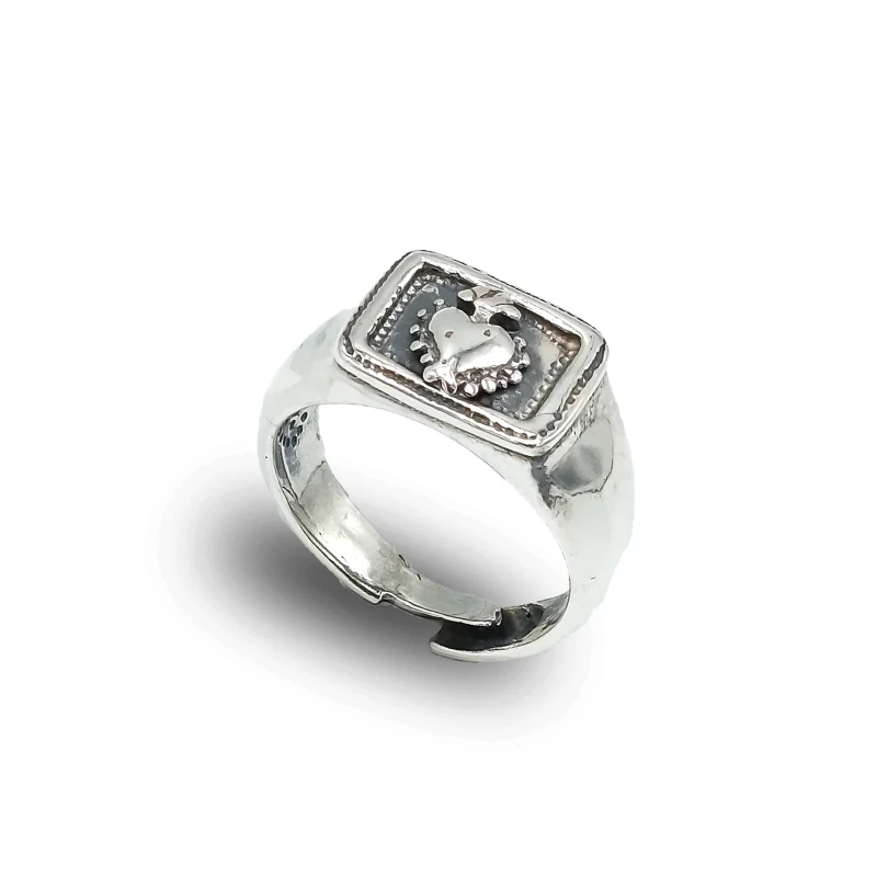 Anello chevalier quadrato in argento 925 con cuore sacro, gioiello artigianale italiano
