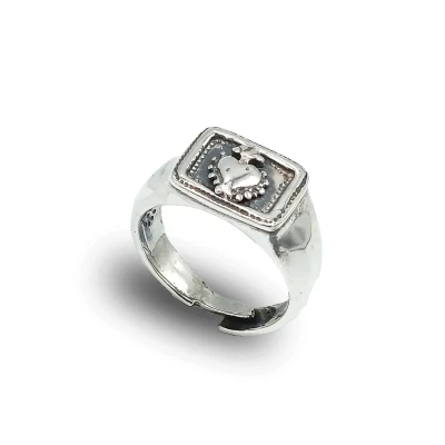 Anello chevalier quadrato in argento 925 con cuore sacro, gioiello artigianale italiano