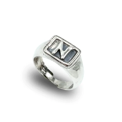 Anello chevalier in argento 925 con lettera N di Napoli – gioiello artigianale italiano