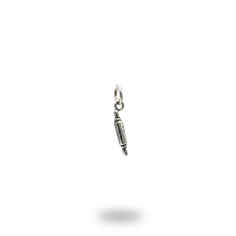 Charm artigianale in argento 800 brunito a forma di mattarello, perfetto per chi ama la cucina