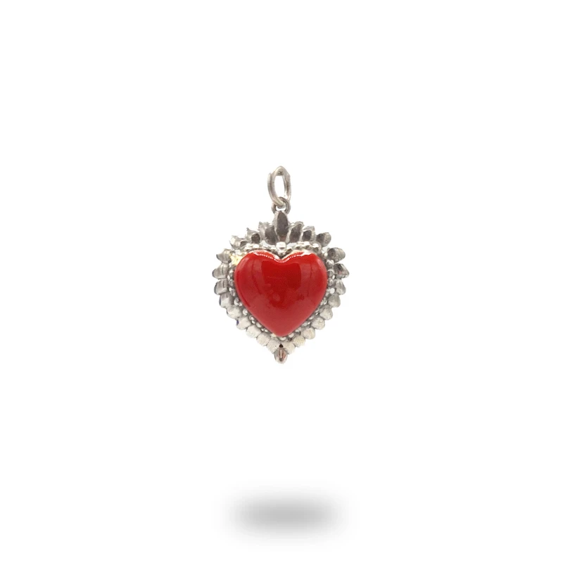 Pendente cuore ex voto in argento 800 brunito con smalto rosso, simbolo di devozione e tradizione.