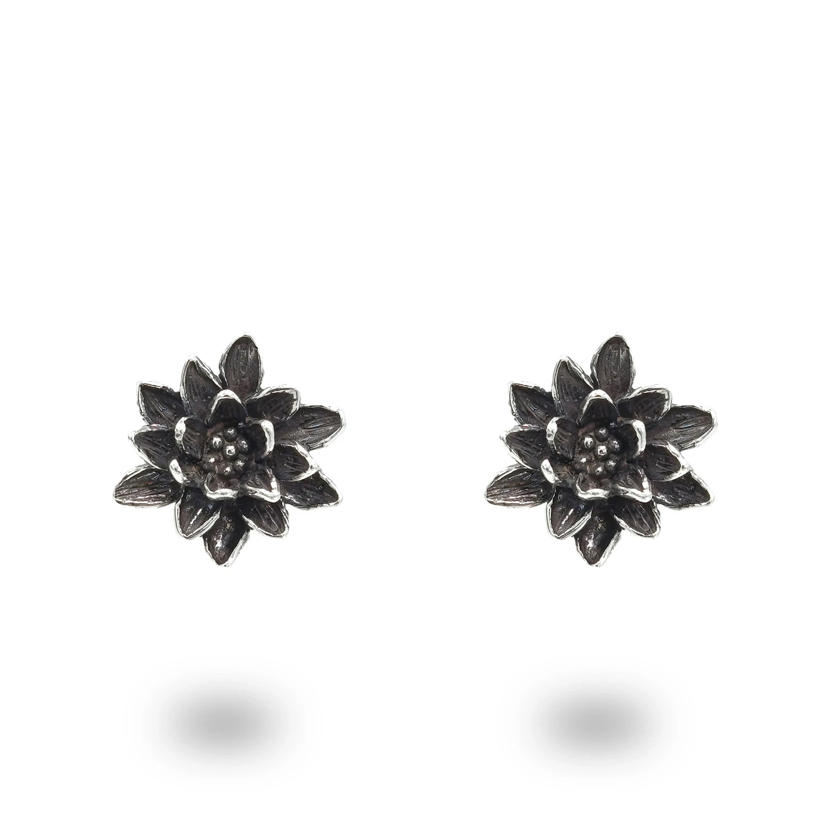 Orecchini Perneo Fiore di Loto in argento 925 brunito – gioielli artigianali simbolo di purezza e rinascita