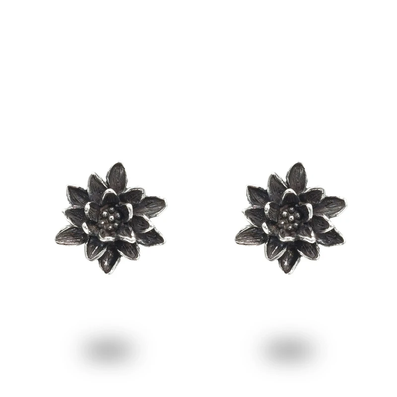 Orecchini Perneo Fiore di Loto in argento 925 brunito – gioielli artigianali simbolo di purezza e rinascita