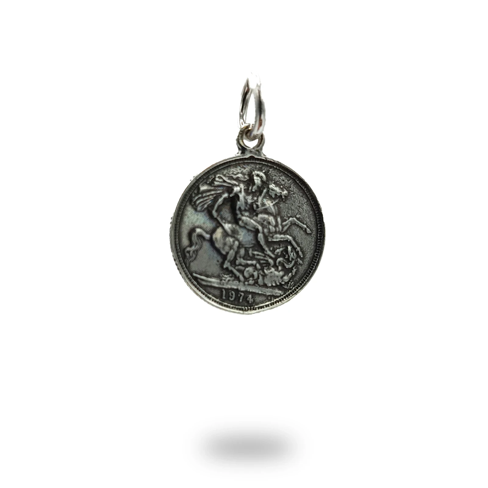 Pendente moneta sterlina in argento 800 brunito, realizzato artigianalmente in Italia