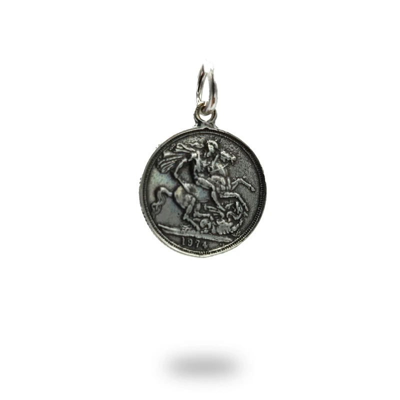 Pendente moneta sterlina in argento 800 brunito, realizzato artigianalmente in Italia
