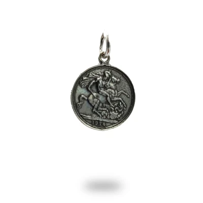 Pendente moneta sterlina in argento 800 brunito, realizzato artigianalmente in Italia