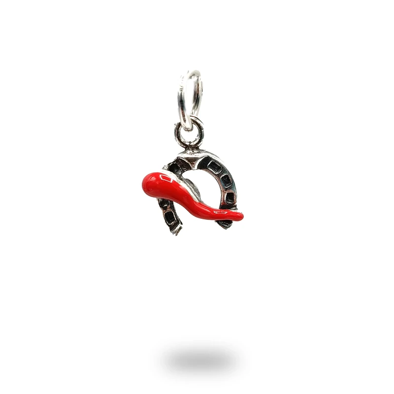 Pendente ferro di cavallo in argento 800 con corno smaltato rosso, simbolo di fortuna e protezione.