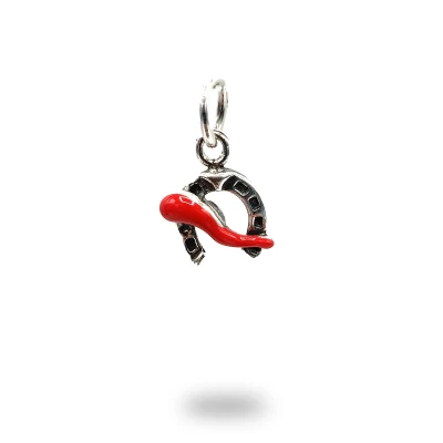 Pendente ferro di cavallo in argento 800 con corno smaltato rosso, simbolo di fortuna e protezione.