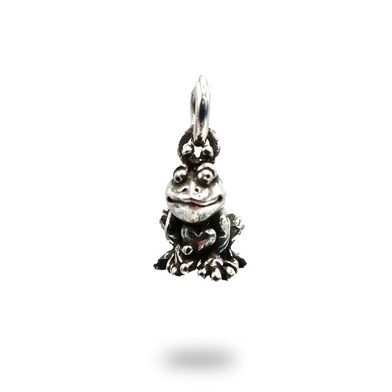 Pendente principe ranocchio in argento 800 brunito, gioiello artigianale italiano dal design elegante