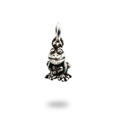 Pendente principe ranocchio in argento 800 brunito, gioiello artigianale italiano dal design elegante