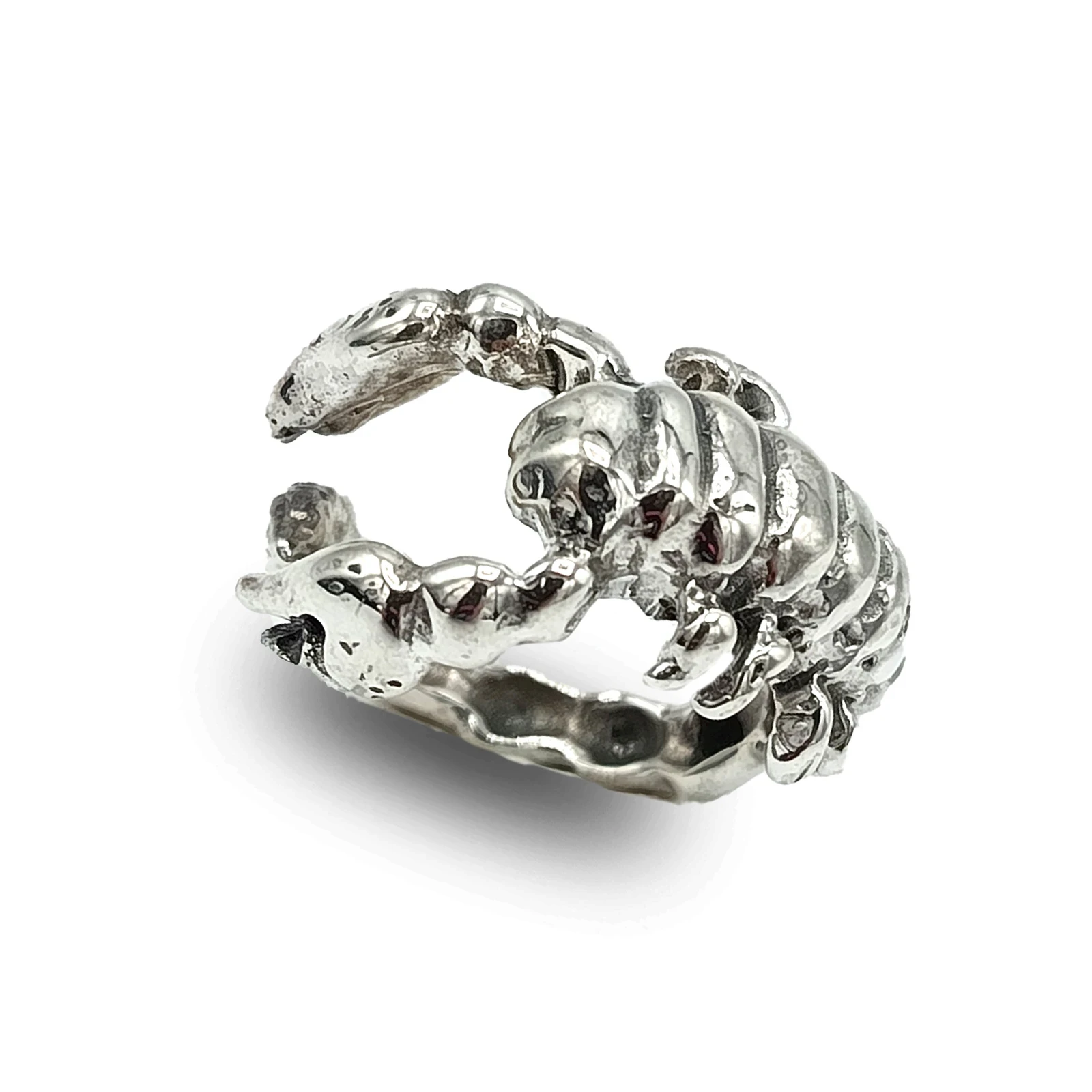 Anello regolabile in argento 925 brunito con scorpione inciso, dal design deciso e simbolico