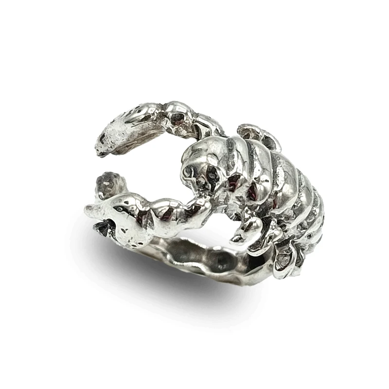 Anello regolabile in argento 925 brunito con scorpione inciso, dal design deciso e simbolico