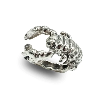 Anello regolabile in argento 925 brunito con scorpione inciso, dal design deciso e simbolico
