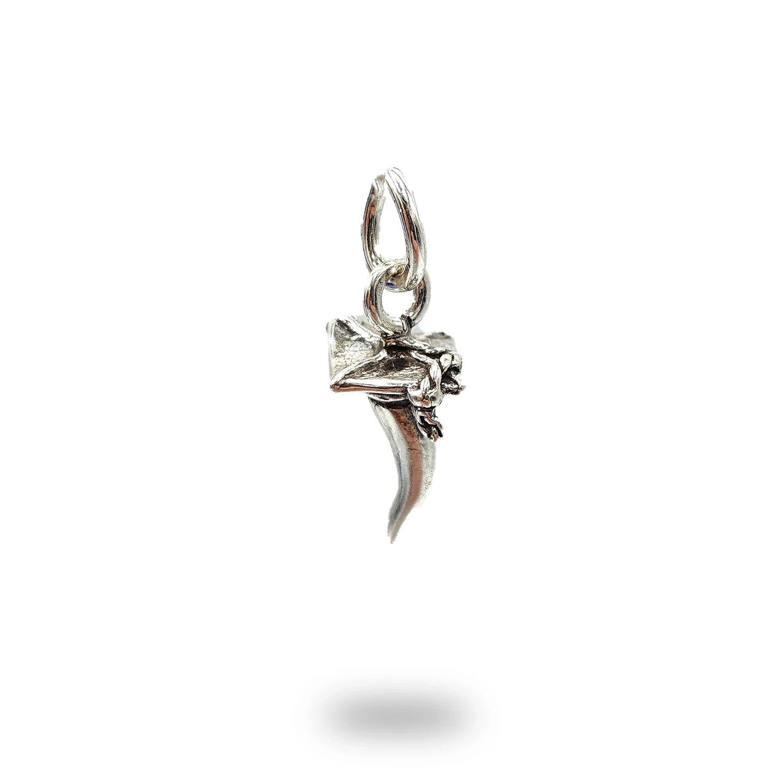 Corno scaramantico in argento 800 brunito con cappello di laurea, pendente artigianale simbolico e portafortuna