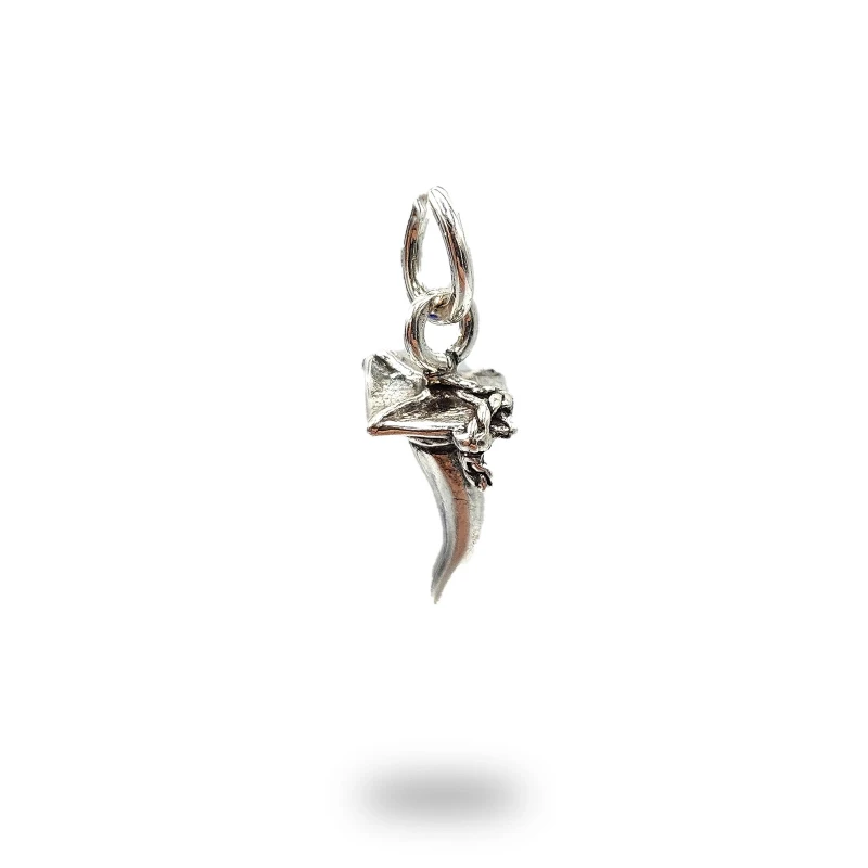 Corno scaramantico in argento 800 brunito con cappello di laurea, pendente artigianale simbolico e portafortuna