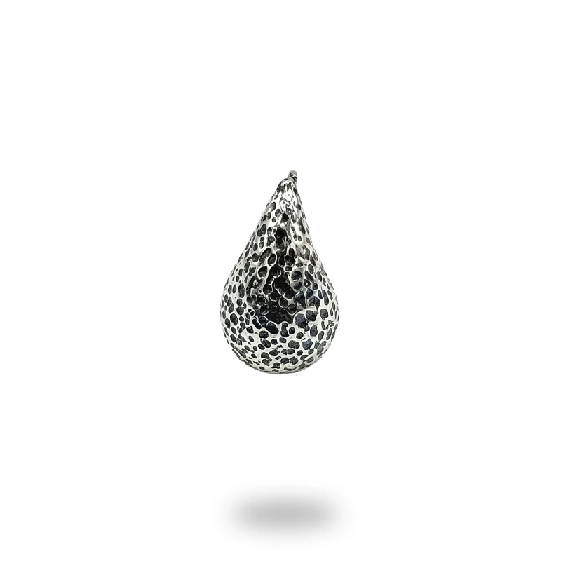Pendente a forma di goccia in argento 800 dal design semplice e raffinato, realizzato a mano in Italia