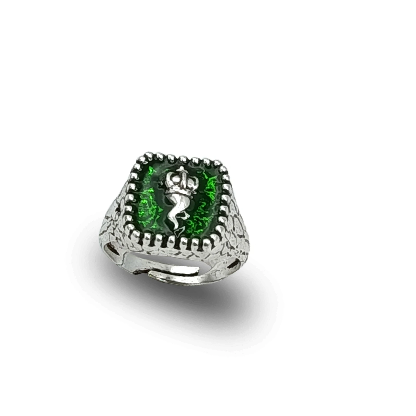 Anello Quadrato con Corno Scaramantico, gioiello artigianale regolabile ispirato alla tradizione portafortuna napoletana.