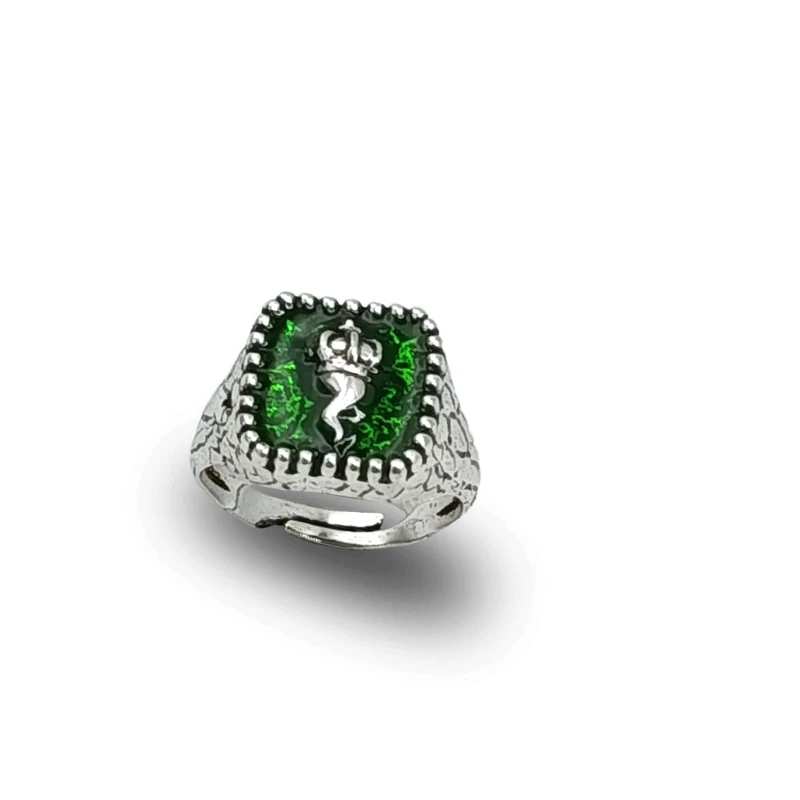 Anello Quadrato con Corno Scaramantico, gioiello artigianale regolabile ispirato alla tradizione portafortuna napoletana.