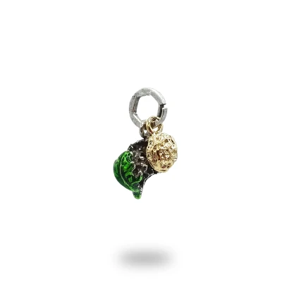 Ciondolo Orecchietta con Cime di Rapa in Argento 925, gioiello artigianale ispirato alla tradizione gastronomica italiana.