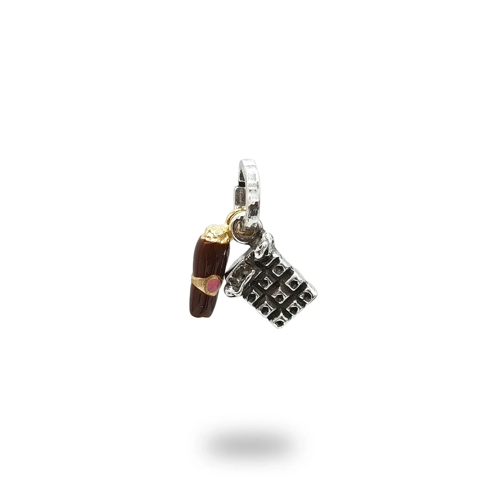 Ciondolo Sigaro e Cioccolato in Argento 925, gioiello artigianale Made in Italy dedicato ai piaceri della tradizione italiana.