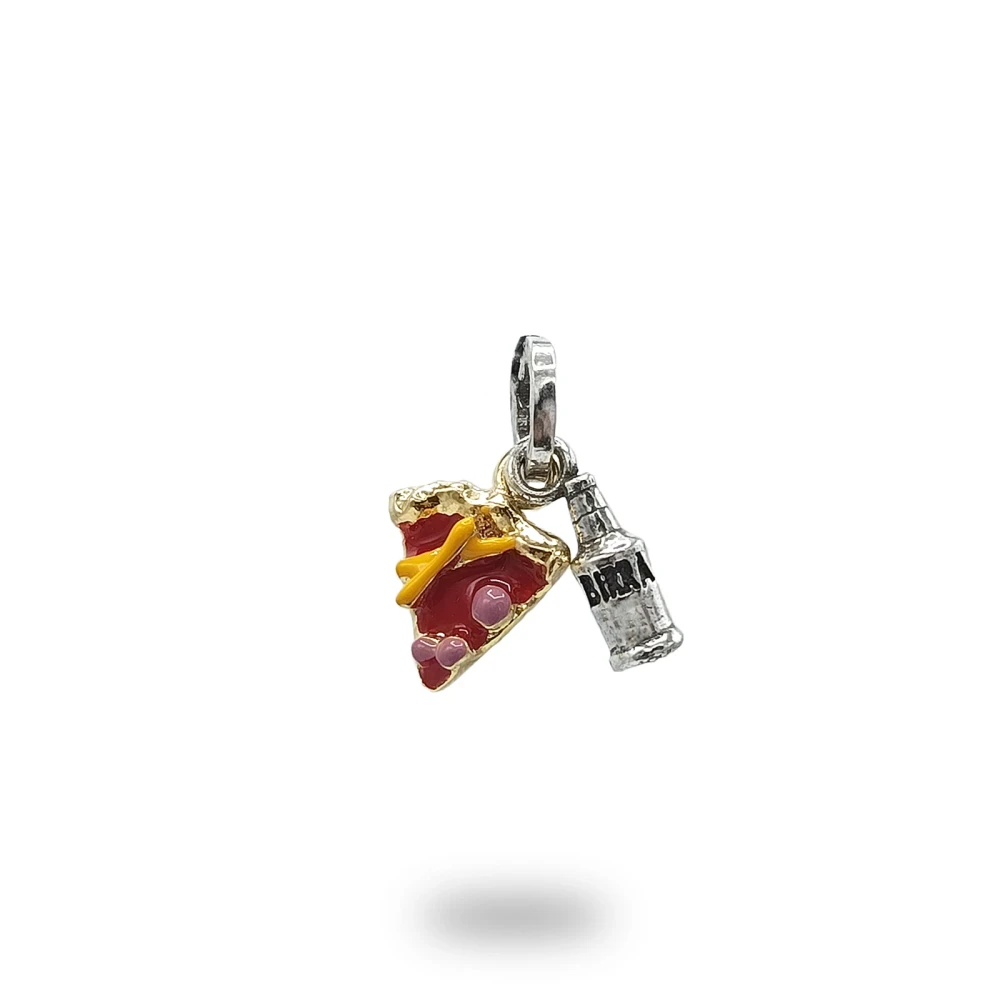 Ciondolo Pizza con Birra in Argento 925, gioiello artigianale Made in Italy ispirato alla convivialità italiana.