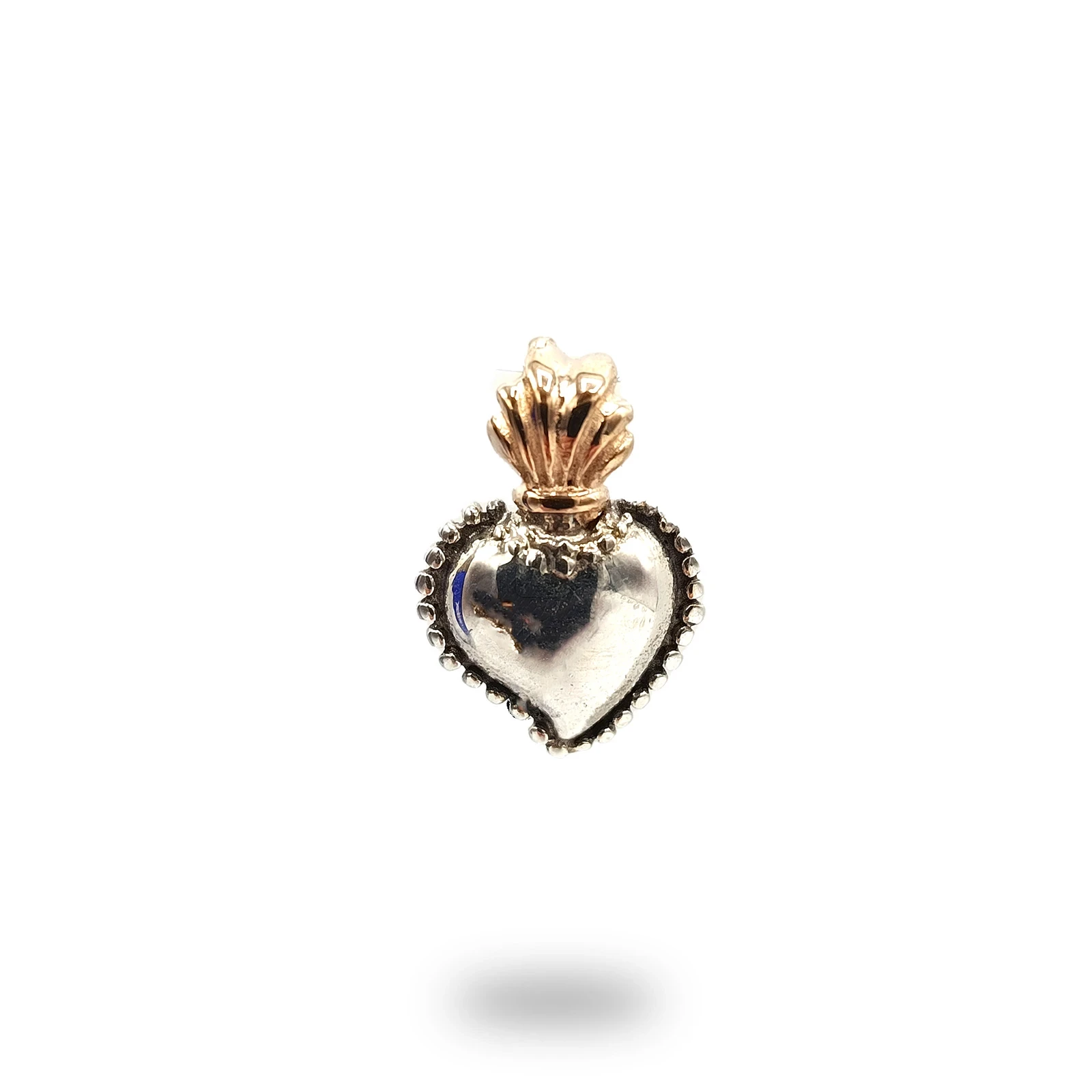 Pendente cuore ex voto in argento 925 brunito con fiamma in bronzo, gioiello artigianale simbolico e raffinato