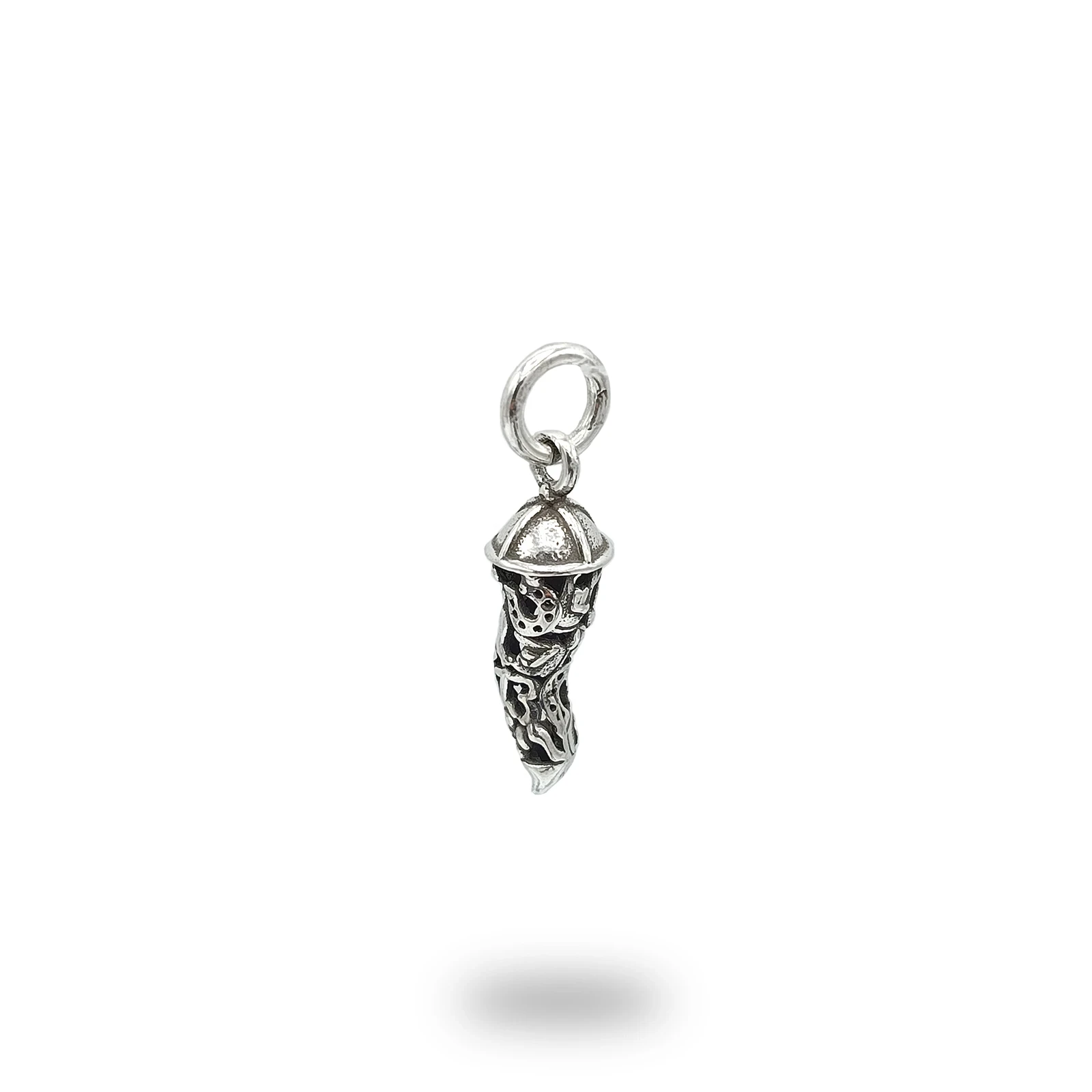 Corno Scaramantico in Argento 925, gioiello artigianale Made in Italy simbolo della tradizione portafortuna italiana.